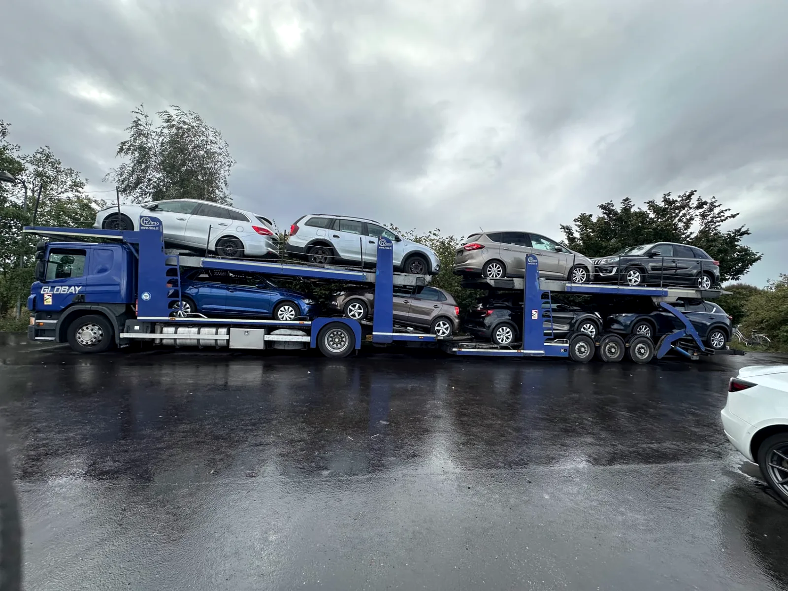 Autotransporter læsset med biler til import og eksport